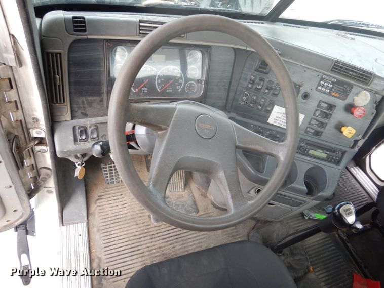 image for item FU9566 2007 Freightliner Columbia semi truck