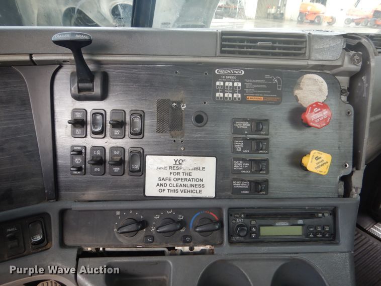 image for item FU9566 2007 Freightliner Columbia semi truck