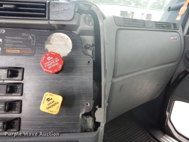 image for item FU9566 2007 Freightliner Columbia semi truck