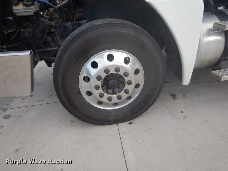 image for item FU9566 2007 Freightliner Columbia semi truck