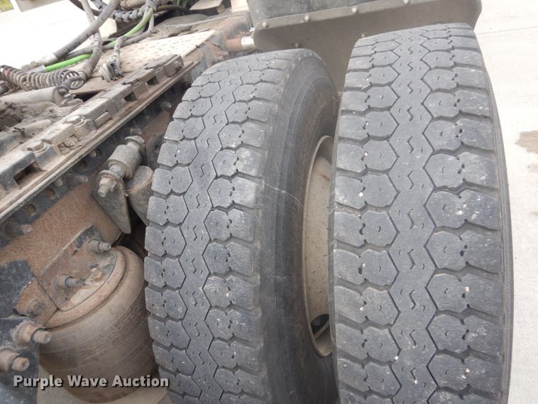 image for item FU9566 2007 Freightliner Columbia semi truck