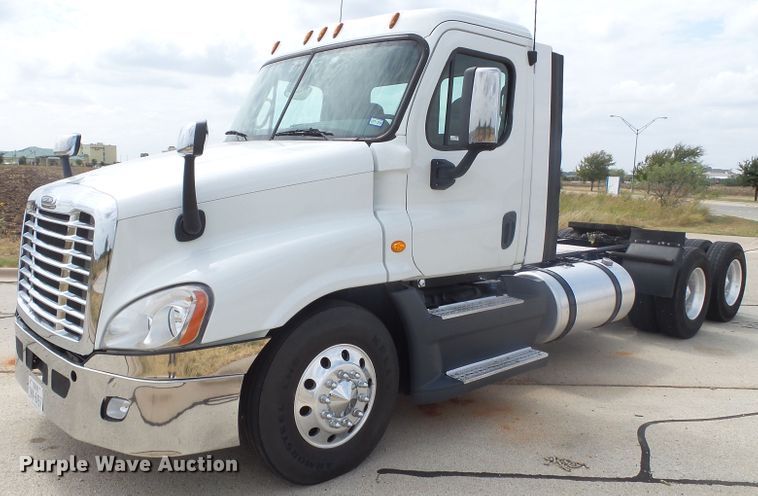 image for item GC9034 2015 Freightliner Cascadia semi truck