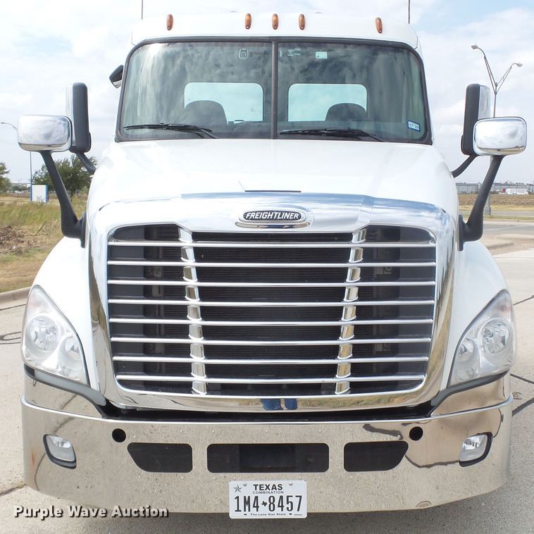 image for item GC9034 2015 Freightliner Cascadia semi truck