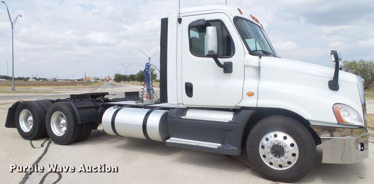 image for item GC9034 2015 Freightliner Cascadia semi truck