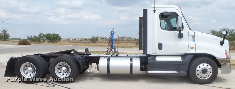 image for item GC9034 2015 Freightliner Cascadia semi truck