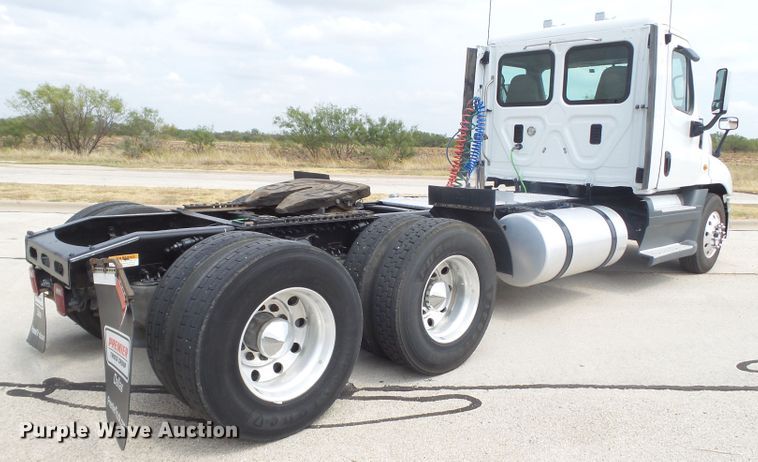 image for item GC9034 2015 Freightliner Cascadia semi truck