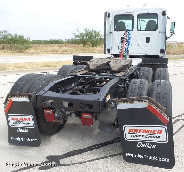 image for item GC9034 2015 Freightliner Cascadia semi truck