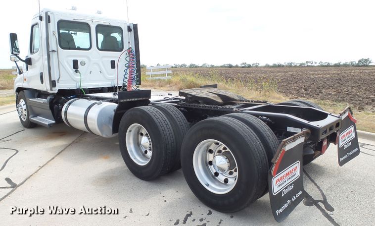 image for item GC9034 2015 Freightliner Cascadia semi truck