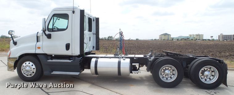 image for item GC9034 2015 Freightliner Cascadia semi truck