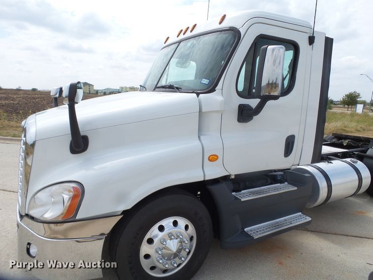 image for item GC9034 2015 Freightliner Cascadia semi truck