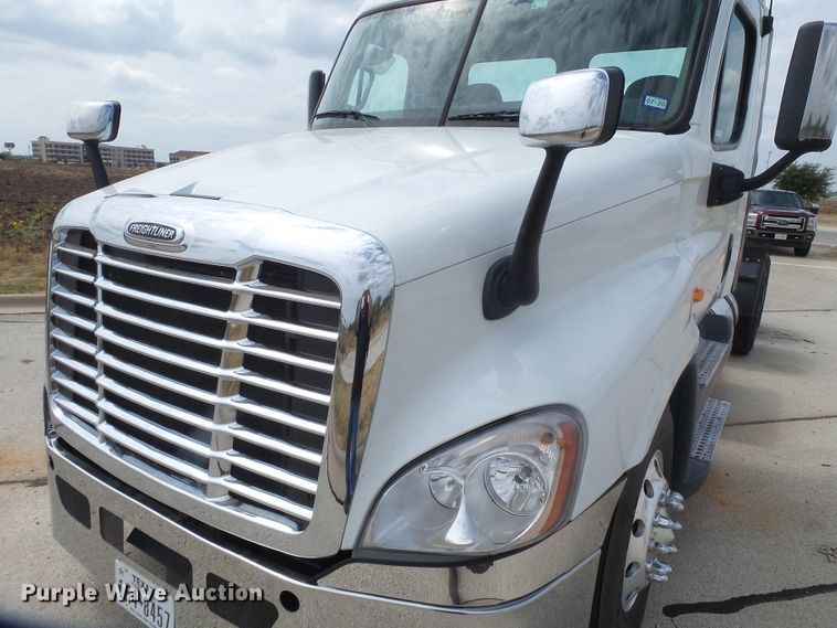image for item GC9034 2015 Freightliner Cascadia semi truck
