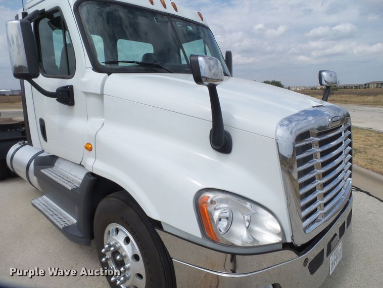 image for item GC9034 2015 Freightliner Cascadia semi truck