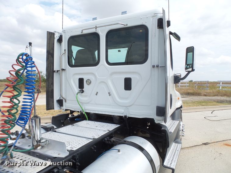 image for item GC9034 2015 Freightliner Cascadia semi truck