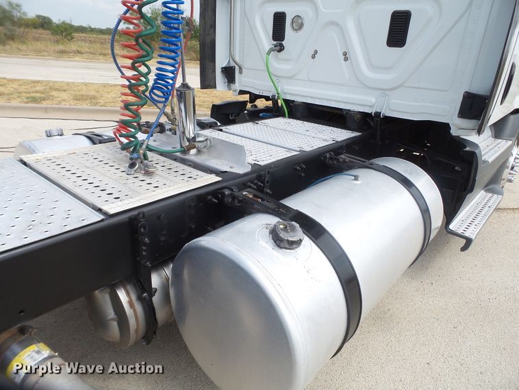 image for item GC9034 2015 Freightliner Cascadia semi truck