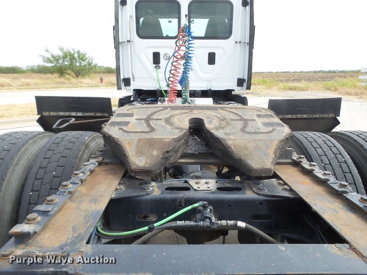 image for item GC9034 2015 Freightliner Cascadia semi truck