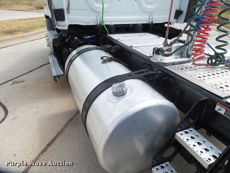 image for item GC9034 2015 Freightliner Cascadia semi truck