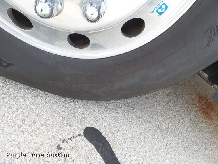 image for item GC9034 2015 Freightliner Cascadia semi truck