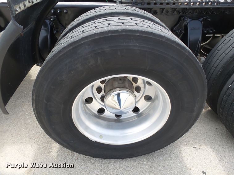 image for item GC9034 2015 Freightliner Cascadia semi truck