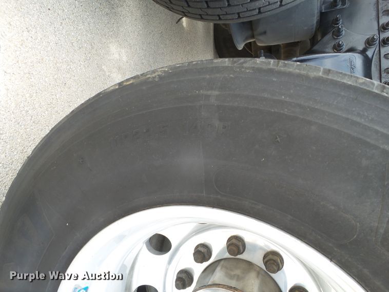 image for item GC9034 2015 Freightliner Cascadia semi truck