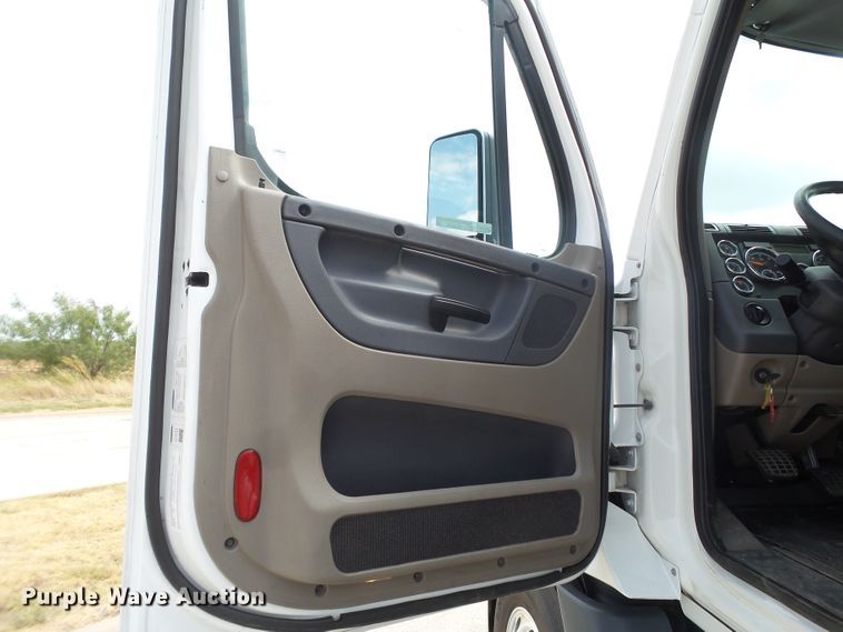 image for item GC9034 2015 Freightliner Cascadia semi truck