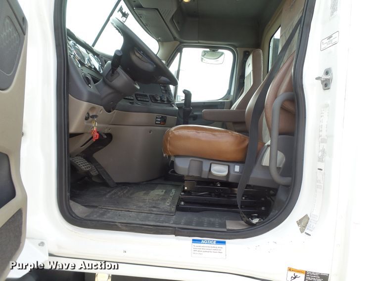 image for item GC9034 2015 Freightliner Cascadia semi truck