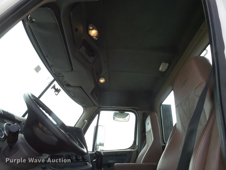 image for item GC9034 2015 Freightliner Cascadia semi truck