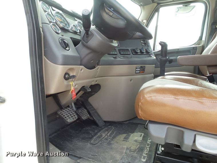 image for item GC9034 2015 Freightliner Cascadia semi truck