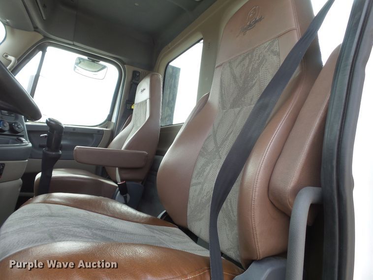 image for item GC9034 2015 Freightliner Cascadia semi truck