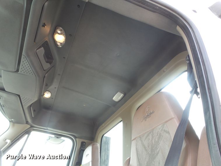 image for item GC9034 2015 Freightliner Cascadia semi truck