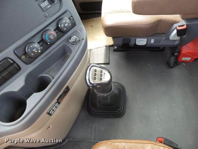 image for item GC9034 2015 Freightliner Cascadia semi truck