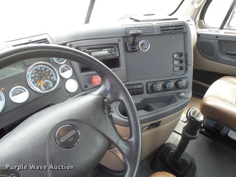 image for item GC9034 2015 Freightliner Cascadia semi truck