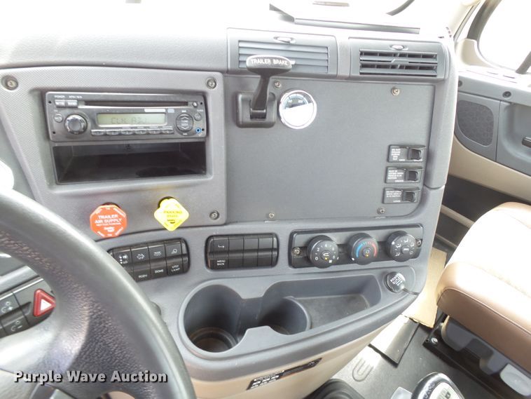 image for item GC9034 2015 Freightliner Cascadia semi truck