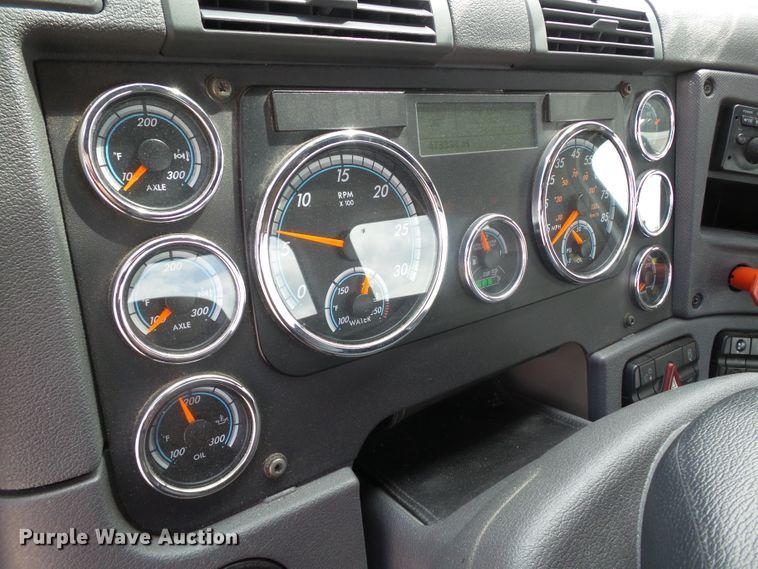 image for item GC9034 2015 Freightliner Cascadia semi truck