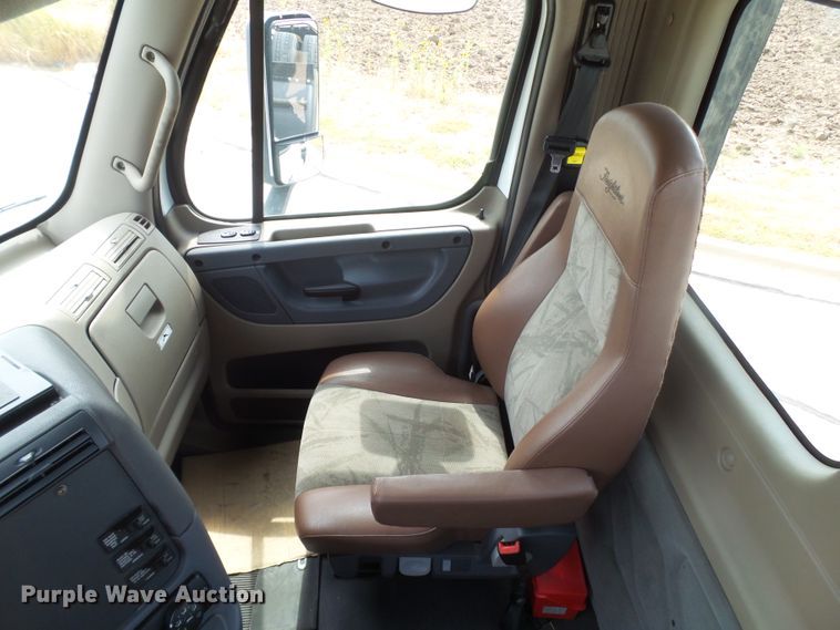 image for item GC9034 2015 Freightliner Cascadia semi truck