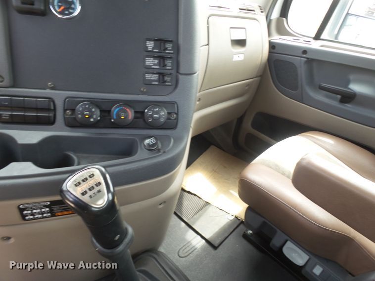 image for item GC9034 2015 Freightliner Cascadia semi truck