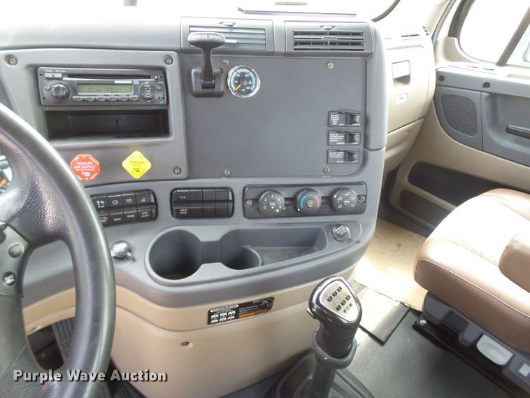 image for item GC9034 2015 Freightliner Cascadia semi truck