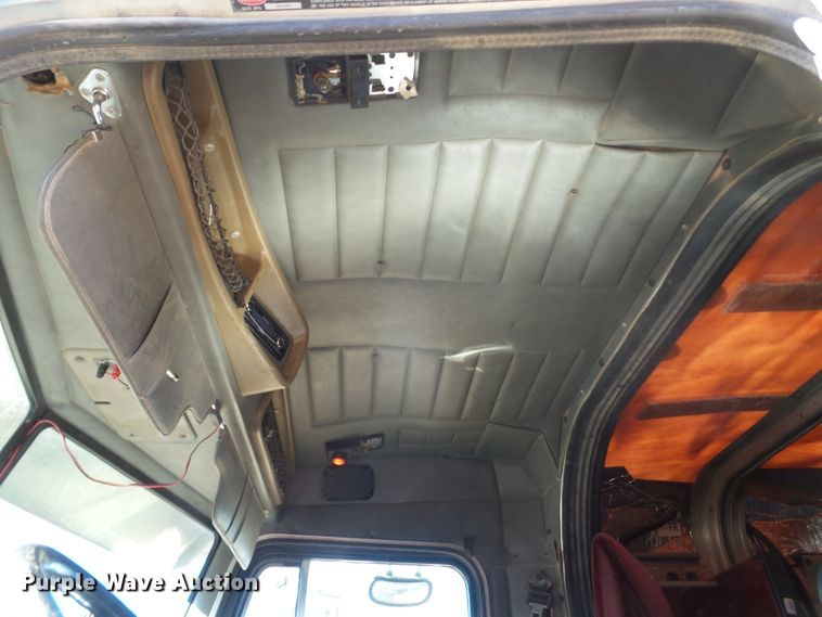 image for item GC9048 2000 Peterbilt 377 semi truck