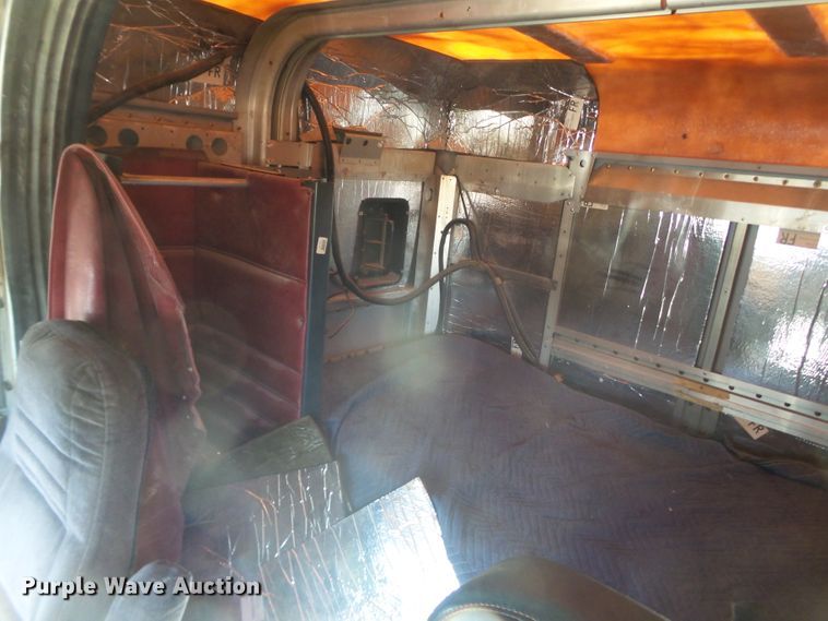 image for item GC9048 2000 Peterbilt 377 semi truck