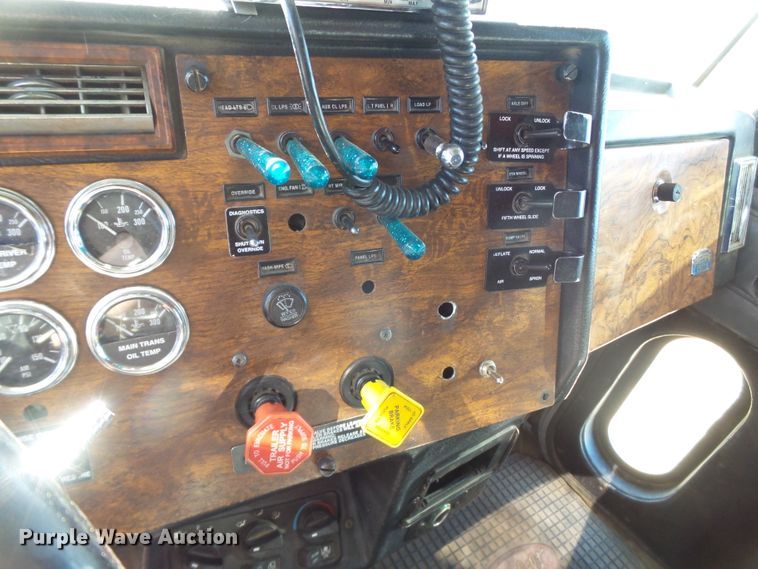 image for item GC9048 2000 Peterbilt 377 semi truck