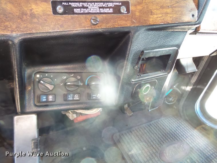 image for item GC9048 2000 Peterbilt 377 semi truck