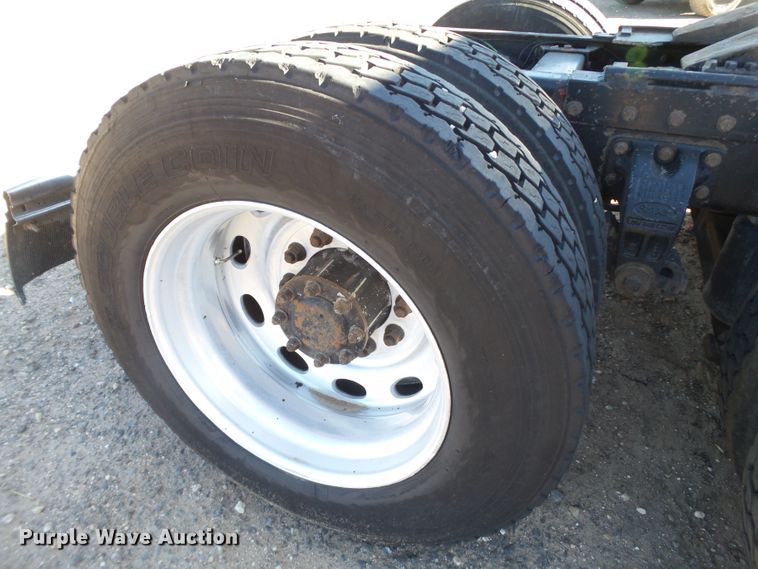 image for item GC9048 2000 Peterbilt 377 semi truck