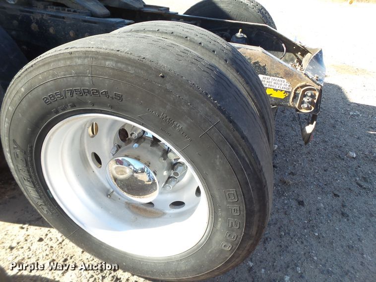 image for item GC9048 2000 Peterbilt 377 semi truck