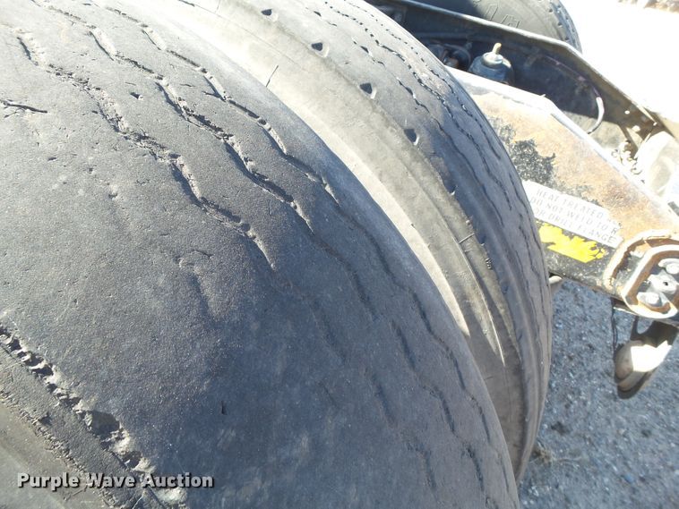 image for item GC9048 2000 Peterbilt 377 semi truck