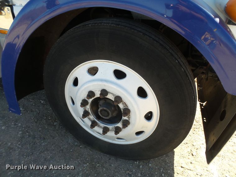 image for item GC9048 2000 Peterbilt 377 semi truck