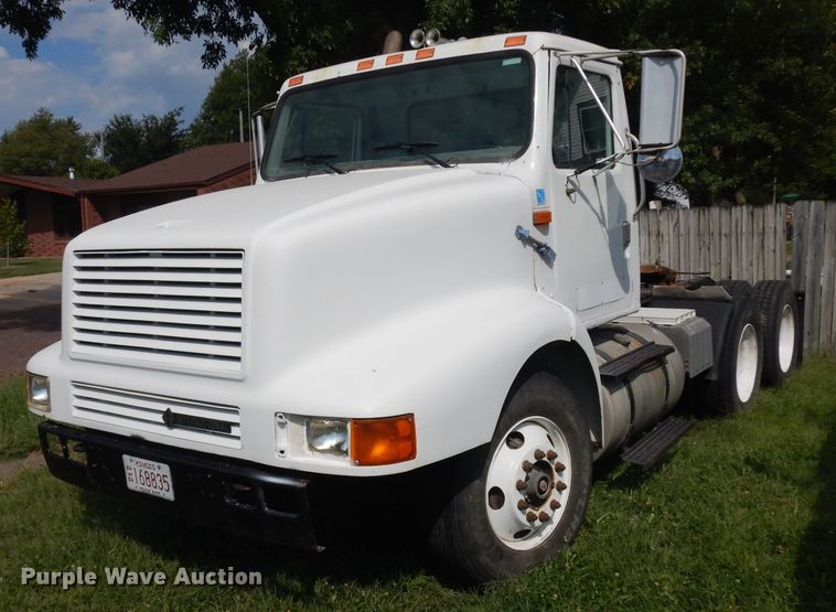 image for item GG9227 1997 International 8200 semi truck