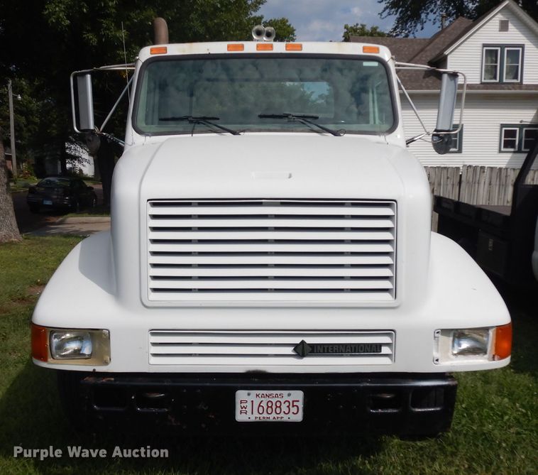 image for item GG9227 1997 International 8200 semi truck