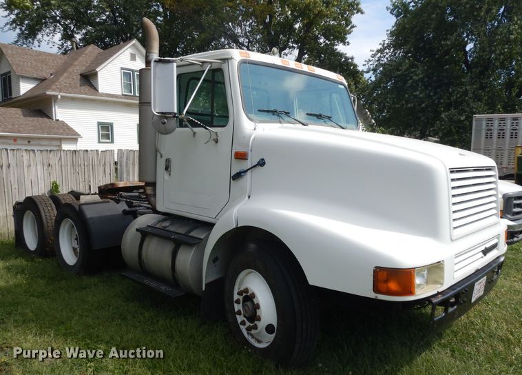image for item GG9227 1997 International 8200 semi truck
