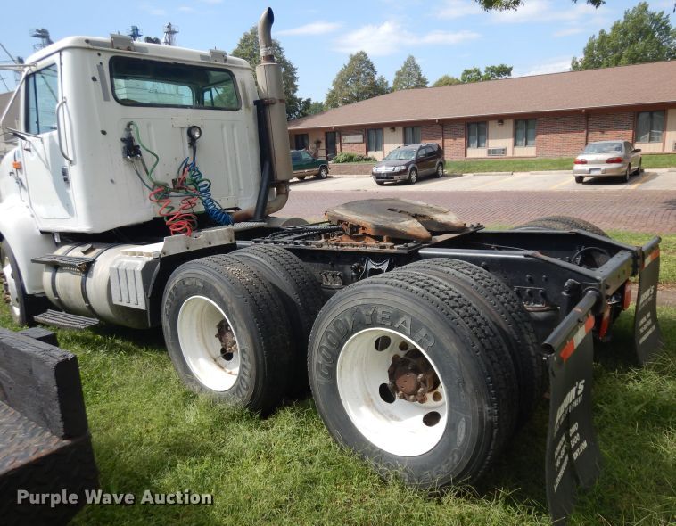 image for item GG9227 1997 International 8200 semi truck