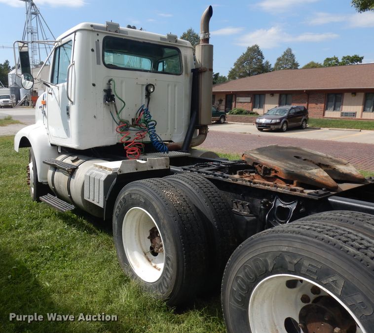 image for item GG9227 1997 International 8200 semi truck