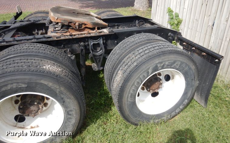 image for item GG9227 1997 International 8200 semi truck